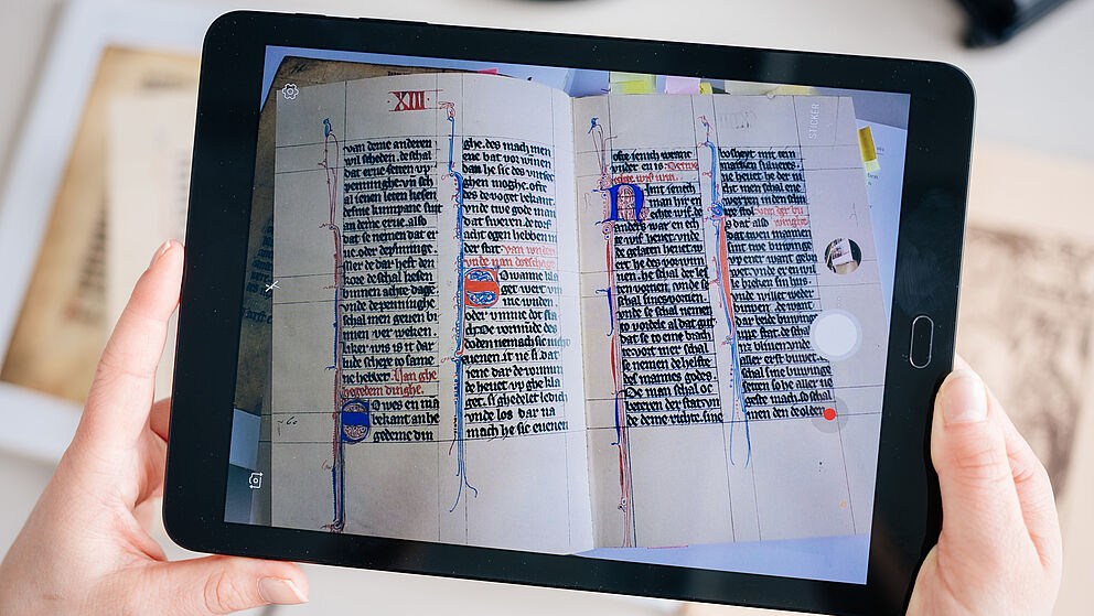 Profilbereich_Digital_Humanities Tablet mit Datei von Schriftzeichen.